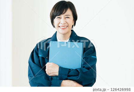 作業着姿のシニア女性 作業着姿のシニア女性 126426998