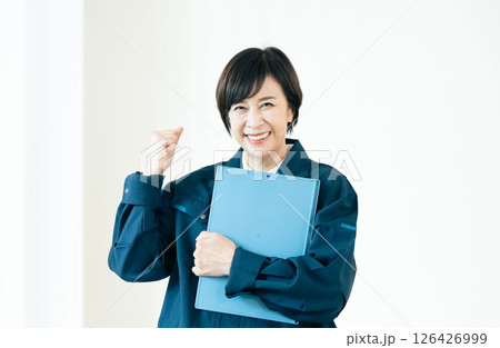 作業着姿のシニア女性 126426999