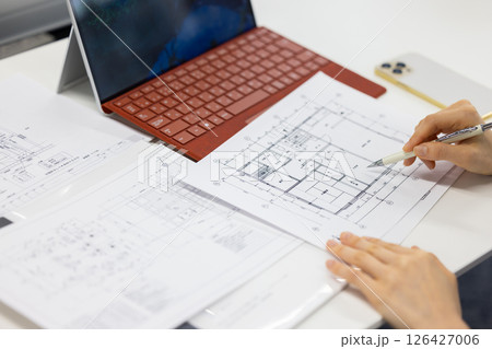 建築図面を確認する設計士の手元作業 126427006