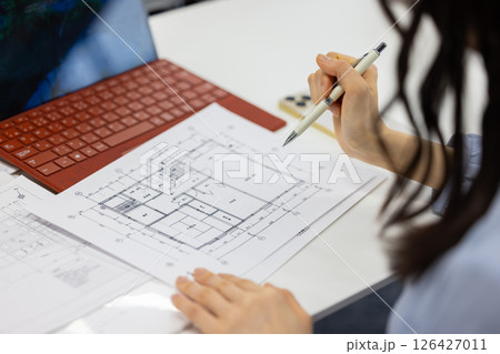 建築図面を確認する設計士の手元作業 126427011