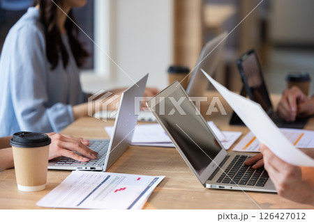 オフィスで働くビジネスパーソン 126427012