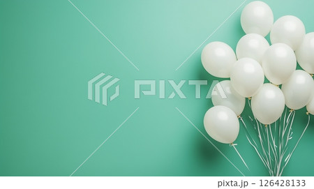 白いバルーンのイメージ、グリーン背景 126428133