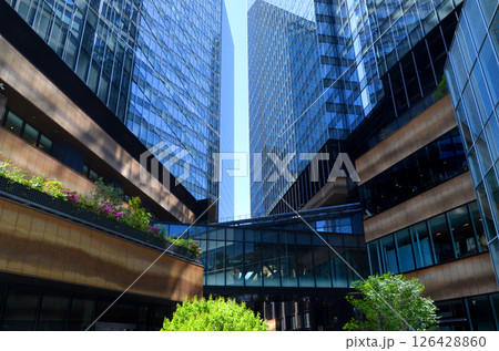 大阪・梅田の風景（グラングリーン大阪） 126428860