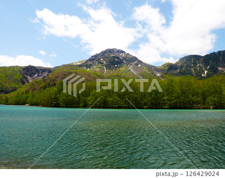 焼岳と清流の風景|上高地で出会う絶景 焼岳と清流の風景|上高地で出会う絶景 126429024