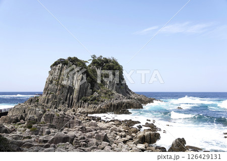 越前加賀海岸国定公園の鉾島園地にある鉾島 柱状節理 越前加賀海岸国定公園の鉾島園地にある鉾島 柱状節理 126429131