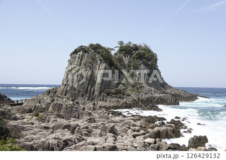 越前加賀海岸国定公園の鉾島園地にある鉾島 柱状節理 越前加賀海岸国定公園の鉾島園地にある鉾島 柱状節理 126429132