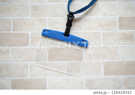 首から下げて使う青いネームプレート 126429342