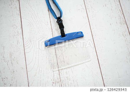 首から下げて使う青いネームプレート 126429343