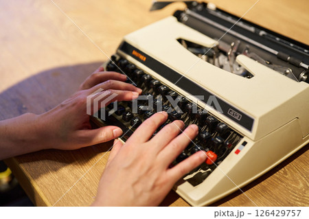 古いタイプライターを打つ 古いタイプライターを打つ 126429757