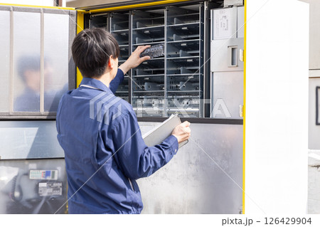 自販機の補充をする男性 自販機の補充をする男性 126429904