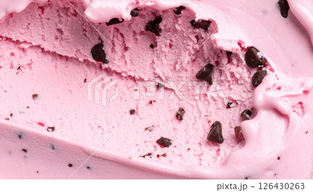 《AI画像》チョコチップの入ったストロベリーアイス 126430263