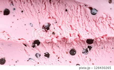 《AI画像》チョコチップの入ったストロベリーアイス 126430265