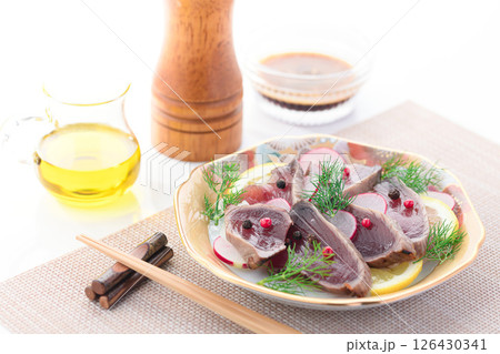 鰹のタタキのカルパッチョ 126430341