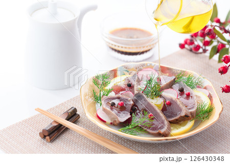 鰹のタタキのカルパッチョ 126430348