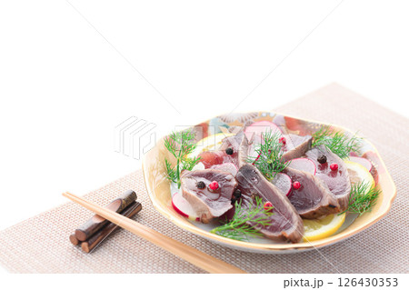鰹のタタキのカルパッチョ 126430353