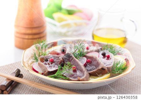 鰹のタタキのカルパッチョ 126430358