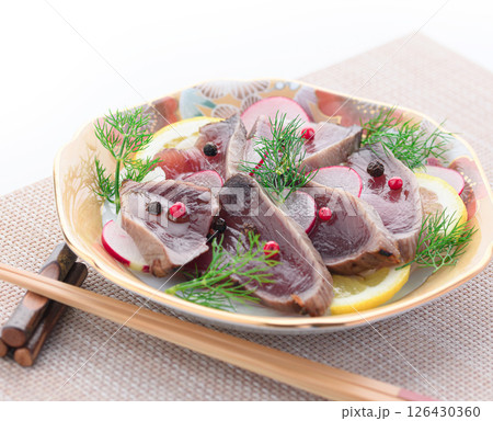 鰹のタタキのカルパッチョ 126430360