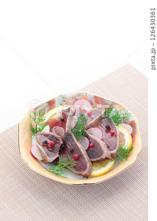 鰹のタタキのカルパッチョ 126430361