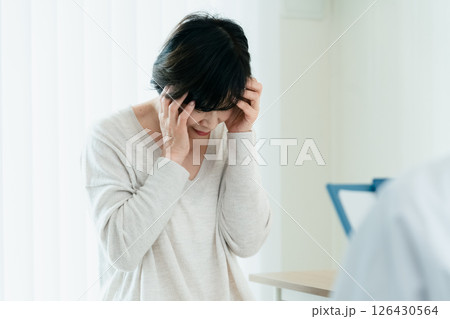 検査結果を聞く女性 検査結果を聞く女性 126430564