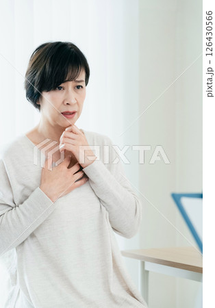 検査結果を聞く女性 検査結果を聞く女性 126430566