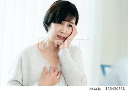 検査結果を聞く女性 検査結果を聞く女性 126430568