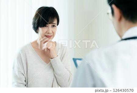 検査結果を聞く女性 検査結果を聞く女性 126430570