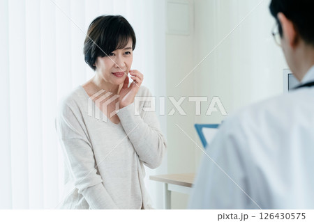 検査結果を聞く女性 126430575