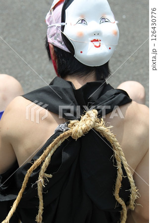 黒バックで撮影したお面 126430776