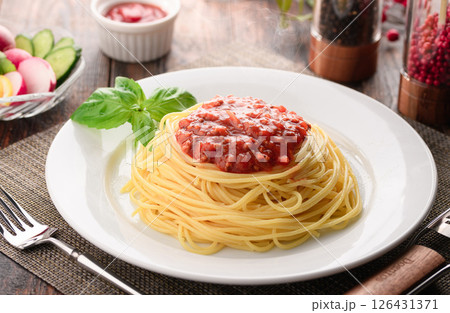 湯気立つトマトソースパスタとバジルのシズル感ある一皿 （ ミートソースパスタ ） 126431371