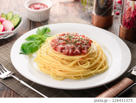 湯気立つトマトソースパスタとバジルのシズル感ある一皿 （ ミートソースパスタ ） 126431373
