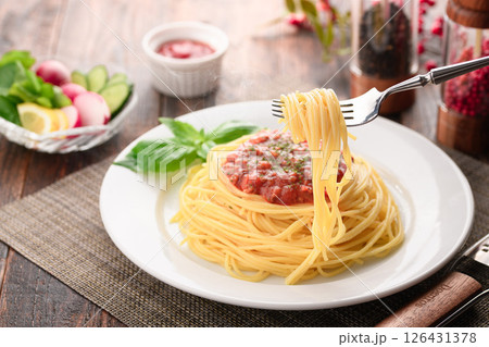 湯気立つトマトソースパスタとバジルのシズル感ある一皿 （ ミートソースパスタ ） 126431378