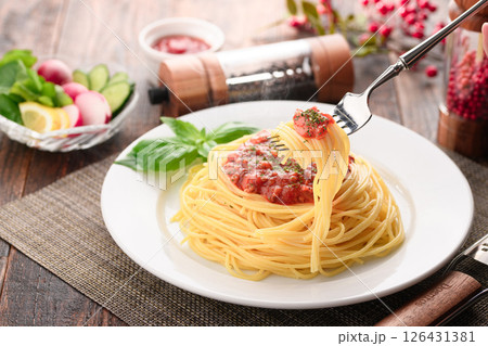 湯気立つトマトソースパスタとバジルのシズル感ある一皿 ( ミートソースパスタ ) 湯気立つトマトソースパスタとバジルのシズル感ある一皿 ( ミートソースパスタ ) 126431381