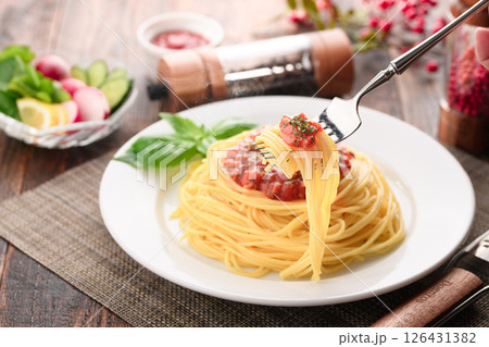 湯気立つトマトソースパスタとバジルのシズル感ある一皿 （ ミートソースパスタ ） 126431382