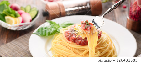 湯気立つトマトソースパスタとバジルのシズル感ある一皿 ( ミートソースパスタ ) 湯気立つトマトソースパスタとバジルのシズル感ある一皿 ( ミートソースパスタ ) 126431385