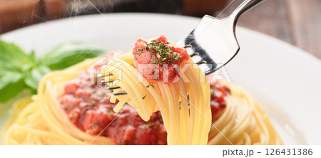 湯気立つトマトソースパスタとバジルのシズル感ある一皿 （ ミートソースパスタ ） 126431386