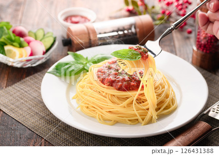湯気立つトマトソースパスタとバジルのシズル感ある一皿 （ ミートソースパスタ ） 126431388
