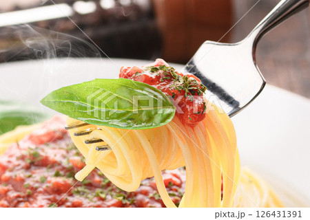 湯気立つトマトソースパスタとバジルのシズル感ある一皿 （ ミートソースパスタ ） 126431391