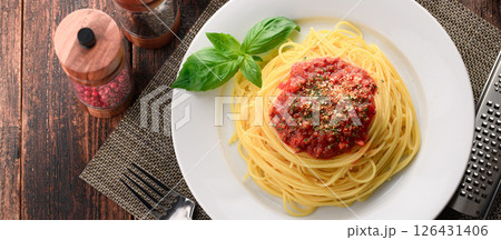 湯気立つトマトソースパスタとバジルのシズル感ある一皿 （ ミートソースパスタ ） 126431406
