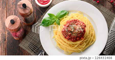 湯気立つトマトソースパスタとバジルのシズル感ある一皿 （ ミートソースパスタ ） 126431408