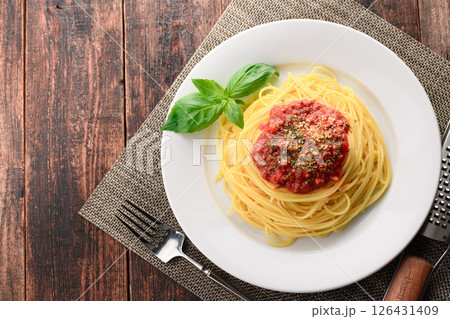 湯気立つトマトソースパスタとバジルのシズル感ある一皿 （ ミートソースパスタ ） 126431409