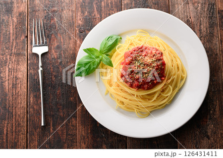湯気立つトマトソースパスタとバジルのシズル感ある一皿 （ ミートソースパスタ ） 126431411