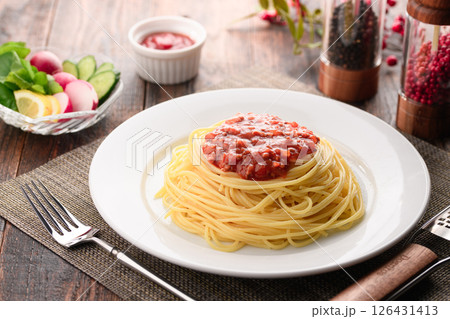 湯気立つトマトソースパスタとバジルのシズル感ある一皿 （ ミートソースパスタ ） 126431413