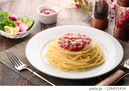 湯気立つトマトソースパスタとバジルのシズル感ある一皿 （ ミートソースパスタ ） 126431414