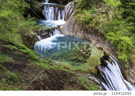 新緑の西沢渓谷七ツ釜五段の滝 126432092