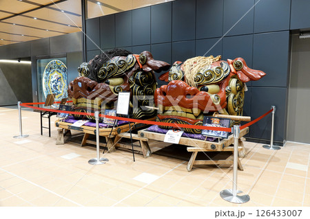 JR加賀温泉駅構内にある加賀伝統工芸神輿の展示物 JR加賀温泉駅構内にある加賀伝統工芸神輿の展示物 126433007