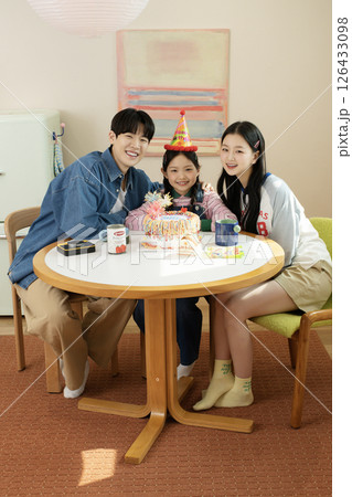 A family enjoying their daughter's birthday party at home 126433098