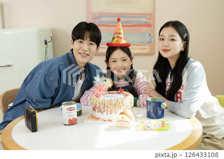A family enjoying their daughter's birthday party at home 126433108