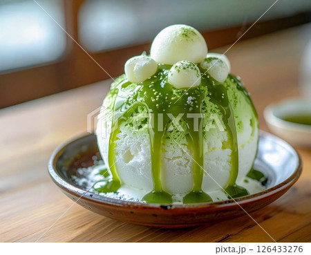 白玉が乗った抹茶かき氷と練乳 白玉が乗った抹茶かき氷と練乳 126433276