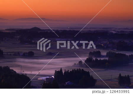 岩手県花巻市　朝の田園風景 126433991