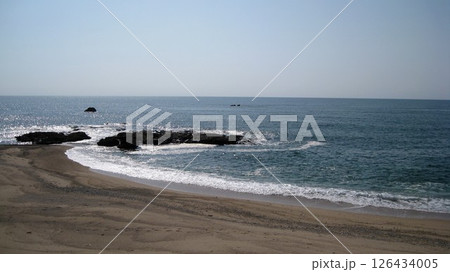快晴の青空と白波が打ち寄せる海岸 快晴の青空と白波が打ち寄せる海岸 126434005